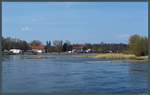 Südlich von Magdeburg teilt sich die Elbe in mehrere Flussarme. Diese umschließen die Elbinsel Werder, auf der sich der Stadtpark Rotehorn befindet. Nach rechts verläuft die Alte Elbe, während in der Ferne die Türme des Magdeburger Doms zu sehen sind. (30.03.2018)