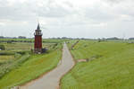 Der Deich am Uferweg südlich von Dagebüjl in Nordfriesland. Links im Bild ist der Alte Leuchtturm zu sehen. Aufnahme: 25. Juni 2017.