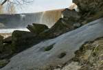 Noch liegt in verbornen Winkeln Eis, whrend im Hintergrnd der Jgala Wasserfall acht Meter in die Tiefe strzt.