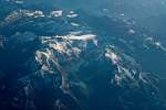 Aussicht auf die Alpen aus 12000 Meter Hhe aus dem Flugzeug.