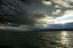 Sonne und Wolken im Wettkampf mit dem strmischen Wind, am Bodensee bei Lindau.