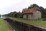 Am 24.08.2013 waren wir mit den Museumseisenbahn von Attigny nach Challerange unterwegs. Die Bahnstrecke verluft viele Kilometer parallel zum Flu L`Aisne und zum Canal de Vouziers. Hier ein Blick auf die Schleuse bei Voncq.
