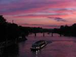  Paris by night . Eine Rundfahrtboot auf die Seine bei Pont Neuf whrend die Sonnenuntergang am 31-5-2009. 