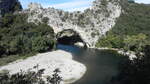 Der Bogen des Pont d'Arc am 15.10.23. Der Fluss Ardèche brauchte mehr als einhundert Millionen Jahre, um sich in den Fels zu graben und diesen 60 Meter hohen und 30 Meter breiten natürlichen Bogen zu schaffen, der zu einem der unumgänglichen Touristenmagneten der Ardèche geworden ist.     