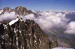 Blick in Richtung Le Gros Béchard von Aiguille du Midi in den französichen Alpen. Aufnahme: Juli 1986 (digitalisiertes Negativfoto).