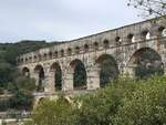 Der Pont du Gard ist eines der am besten erhaltenen römischen Bauwerke in ganz Europa. Prachtvoll, imposant, geradezu genial. Dabei ist der Pont du Gard nichts weiter als Teil einer Wasserleitung, die über den Fluss Gard führt und damals die Stadt Nîmes mit frischem Trinkwasser von den Quellen bei Uzès versorgte.(Text: https://www.provence.de) Besucht am 17.10.23.