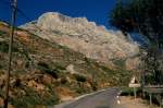 Die Montagne Sainte Victoire, in der Mitte das Gipfelkreuz Croix de Provence, am 06.05.1994. Von Paul Czanne in vielen seiner Bilder verewigt.