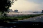 Am frhen Vormittag des 10.05.1994 in der Provence. Nebel heben sich von den Feldern