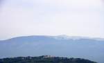 Ein Blick auf den Mont-Ventoux in der Provence(F) bei Sonne und Wolken am Morgen vom 25.7.2014.