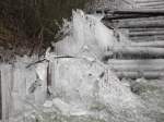 Dezember 2007 am Mhnesee: Eisbildung durch die Bewsserung eines Holzlager fr Kyrill-Sturmholz.