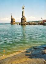 Blick ber den Bodensee zur Hafenausfahrt von Konstanz, Sommer 1999    bitte fr neue Kategorie Deutschland/Baden-Wrtemberg/Bodensee vorsehen.
