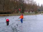 Fuballspiel am zugefrorenem Teich; 090104