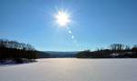 Die Winter-Sonne  knallt  ber die zugefrorene Steinbachtalsperre - 16.02.2010