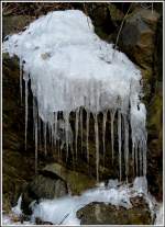Die Klte hat bizarre Eisformationen an den Felswnden in Goebelsmhle wachsen lassen.