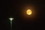 Abnehmender und leicht verschleierter Mond steigt hinter der Gleisbeleuchtung auf. -  31.10.2012