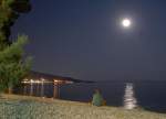 Mond über das Adriatische Meer bei Tučepi in Dalmatien. Aufnahme: Juli 2009.