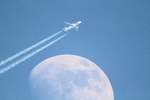 Ein Passagierflugzeug fliegt am Mond vorbei. Aufgenommen am 5.3.2012, bei Murrhardt.