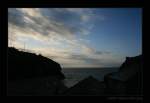 Morgenhimmel ber den Dchern von Cadgwith, Cornwall UK.
