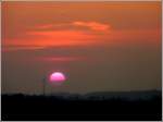 Wie ein roter Ball versank die Sonne am 21.04.09 in den Wolken.