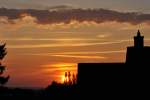 Sonne verschwindet zwischen Husern in der Eifel - 05.05.2013