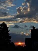 Sonnenuntergang und Licht- und Schattenspiel der Wolken ber der Eifel - 09.08.2013