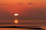 . Norddeich (Ostfriesland) - Am 10.10.2014 verabschiedet sich die Sonne sehr eindrcklich am Nordseestrand. (Jeanny)