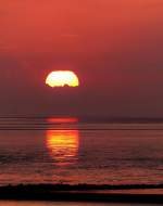 . Norddeich (Ostfriesland) - Die Sonne verabschiedet sich sehr stimmungsvoll am 10.10.2014. (Jeanny)