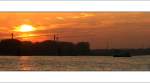 Sonnenuntergang am Rheinufer in Duisburg. Blick auf DU-Beeckerwerth. 