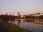 Abendstimmung am See in Vielsalm (Belgien). Die Kirche und die Huser spiegeln sich im glatten Wasser. 23.02.08 