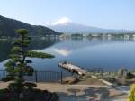 Der Fuji-San im Morgenlicht. Der heilige Berg Japans spiegelt sich im Kawaguchi-See.