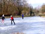 Schlittschuhlaufen am zugefrorenen Rieder Stadtpark macht sichtlich Spa; 120205