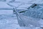 Dnne Eisschichten vorm Mnkebuder Hafen wirken wie Bruchglas.