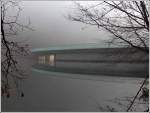 - Nebel - Die kleine Brcke ber die Vorstaumauer des Stausees der Obersauer zwischen Bavigne und Liefrange lag am Morgen des 30.11.2011 im Nebel.