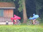 Fahrradfahrer strampeln bei strmenden Regen den Donauradweg bei Altenwrth Fluaufwrts; 130825