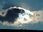 Phantasievolle Wolkenstimmung zieht ber die Dcher hinweg; 130210
