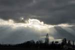 Die letzten Sonnenstrahlen brechen durch die dusteren Wolken ber der Eifel - 20.02.2013