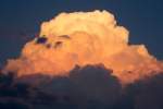 Auftürmende Wolken werden von der untergehenden Sonne angeleuchtet. - 09.07.2014