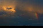 Nach einem Regenschauer am Abend wollen Regenbogen und Sonne sich gleichzeitig durch die Wolken kämpfen. - 19.09.2015