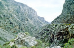 Landschaft an der Landesstraße zwischen Pale und Rethymno auf Kreta. Bild vom Dia. Aufnahme: April 1999.