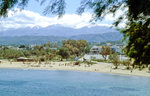 Der Strand vor Kamari westlich von Chania. Bild vom Dia. Aufnahme: April 1999.