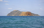 Die Insel Agios Theodoroi von Platanais aus gesehen. 
Aufnahme: 17. Oktober 2016.