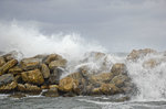Wellen schlagen am Hafen in Platanias ein.