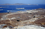 Blick auf die Insel Delos westlich von Mykonos. Bild vom Dia. Aufnahme: Juni 1992.