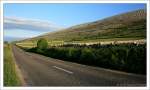 Unterwegs im County Clare - Landstrae (N67) zwischen den rtchen Ballyvaughan und Burren.