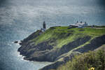 Blick auf die Halbinsel mit Baily's Lighthouse von Howth Cliff Walk - Irland.