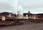Nordstlich vom Myvaten-See wurde Diatomeen-Schlamm abgebaut und in diesen Werk zu Kieselgur verarbeitet, was umweltpolitisch umstritten ist, laut Wikipedia wurde das Werk inzwischen geschlossen und abgebaut. Aufgenommen im Juni 1997.
