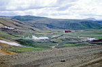Landschaft mit Kraftwerk in der Nähe von Jökulsargljufur. Die Stromerzeugung Islands erfolgt fast ausschließlich mittels regenerativer Quellen. Bild vom Dia. Aufnahme: August 1999.