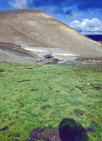Moos und vulkanische Landschaft in der Nähe von Krafla. Bild vom Dia. Aufnahme: August 1995.