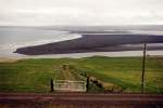 Kste neben der Jugendherberge Osar in Nord-Island im Juni 1997, auf der schwarzen Halbinsel waren viele Seelwen, die schwarzen Punkte am Ufer sind welche, die meisten lagen aber faul am Ufer, ihre
