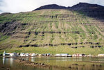 Seyðisfjörður (deutsch »Fjord der Feuerstelle«) im Osten Islands in der Region Austurland (Bild vom Dia). Aufnahme: Juli 1995.
